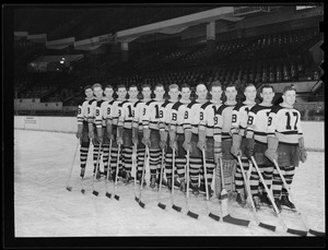 Bruins pose on ice at Boston Garden