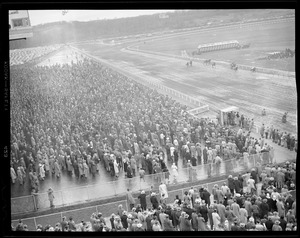 Crowd watches races at Lincoln Downs, Rhode Island