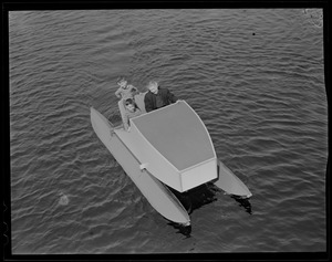 Pontoon boat