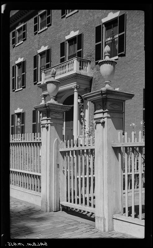 Salem, Washington Square, exterior