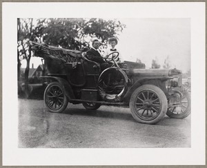 Winton automobile -- Dr. William Perry at the wheel