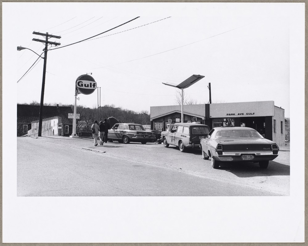 Park Avenue Gulf Service Station during the "gas shortage"
