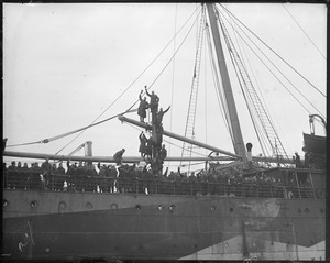 Troops wave to greeters on arrival of troopship