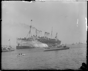 SS Agamemnon sails into Commonwealth Pier with Yankee Division boys on board