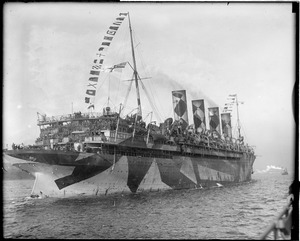 SS Mauretania sailing into N.Y. Harbor with new veterans
