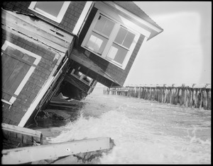 Storm wrecks Hampton Beach cottages