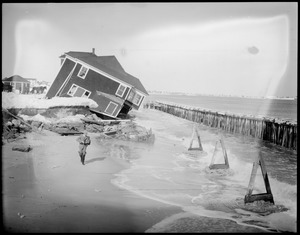 Storm washes cottages into the sea at Hampton Beach, N.H.