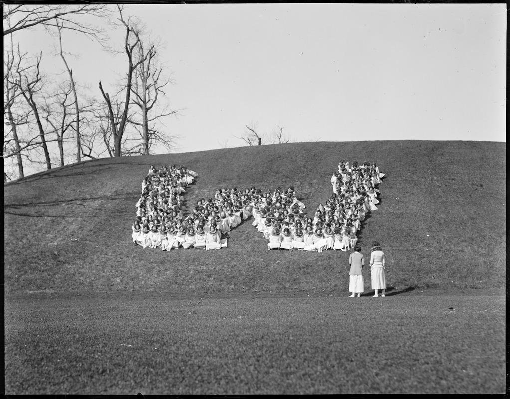 Wellesley girls form "W"