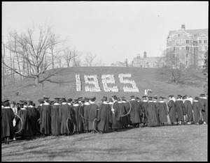 Wellesley girls form "1925"
