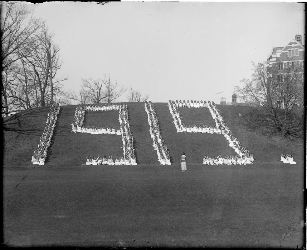 Wellesley girls spell out "1919"