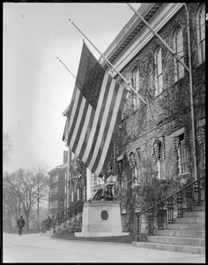 John Harvard statue