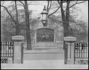 Beacon St., Shaw's statue from State House steps