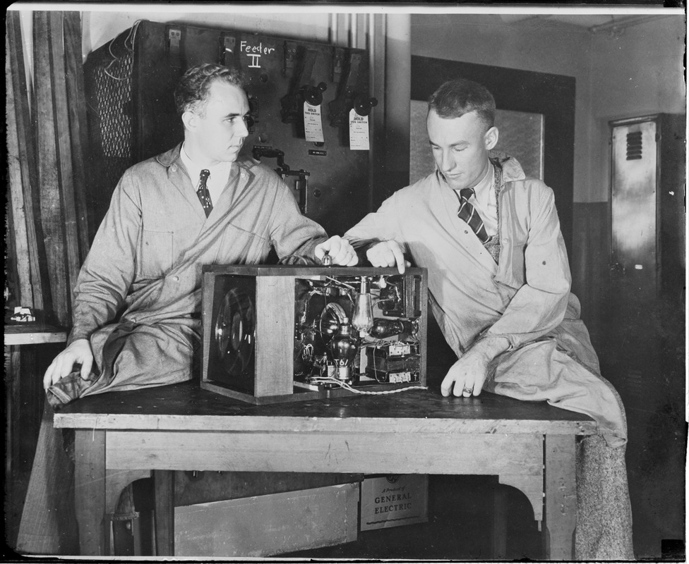 Dr. Harold Edgerton and Kenneth Germechansen with apparatus - Digital ...