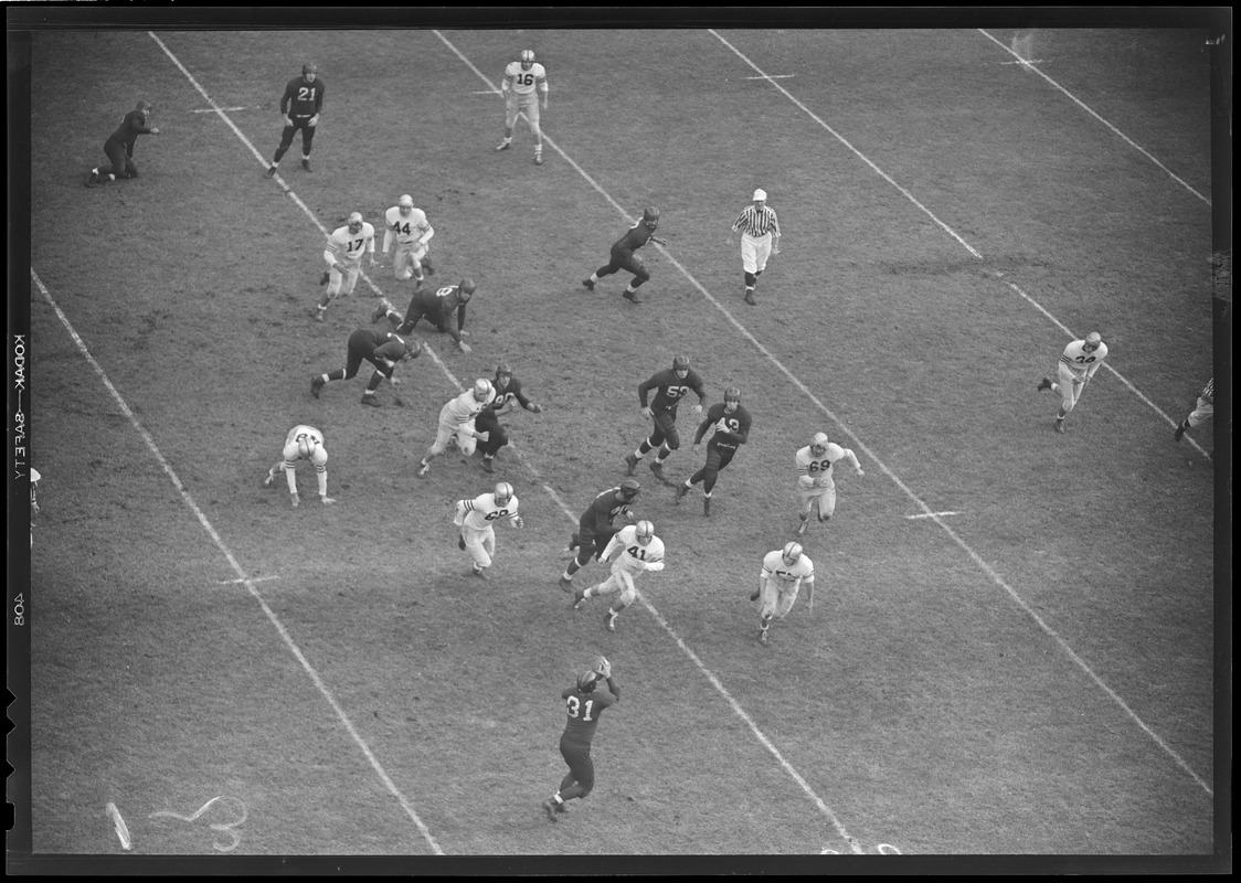 No. 31 catches lateral from Roche, Harvard vs. Holy Cross