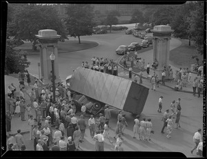 Crowds around an accident