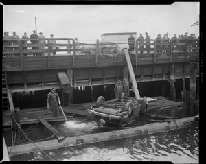 Auto drives off pier