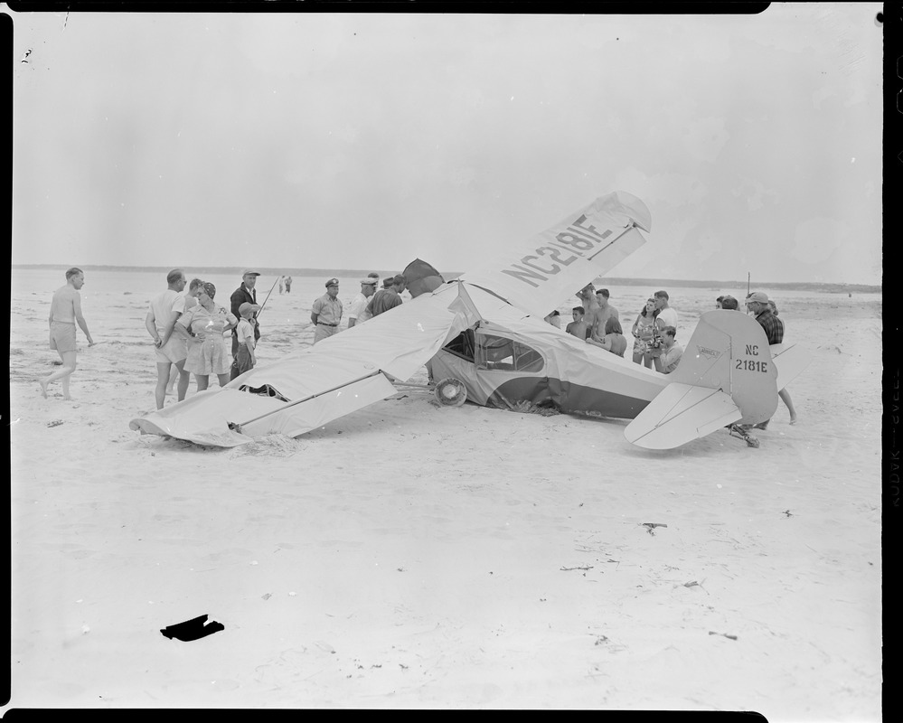 Plane crashes on beach