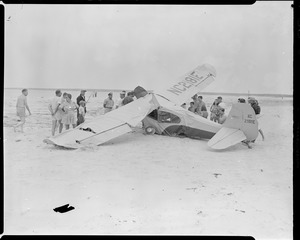 Plane crashes on beach