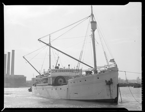 Byrd's ship North Star brings arctic vehicle to army base