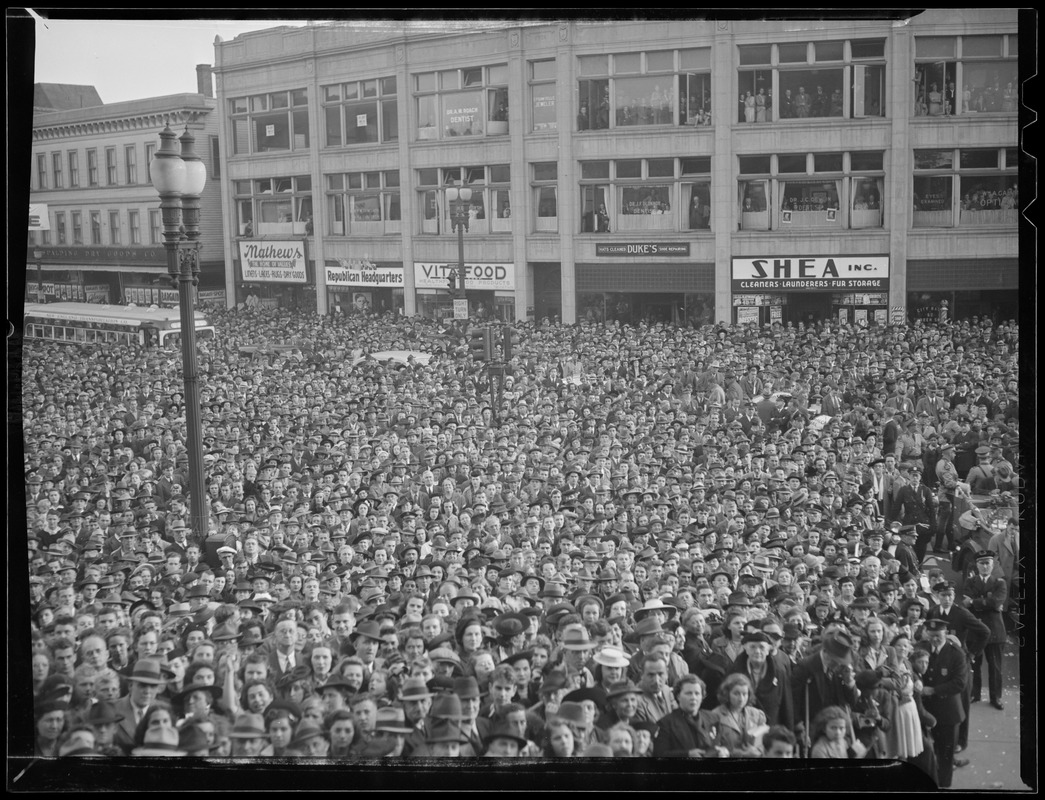 Large crowd, possibly rally for Willkie