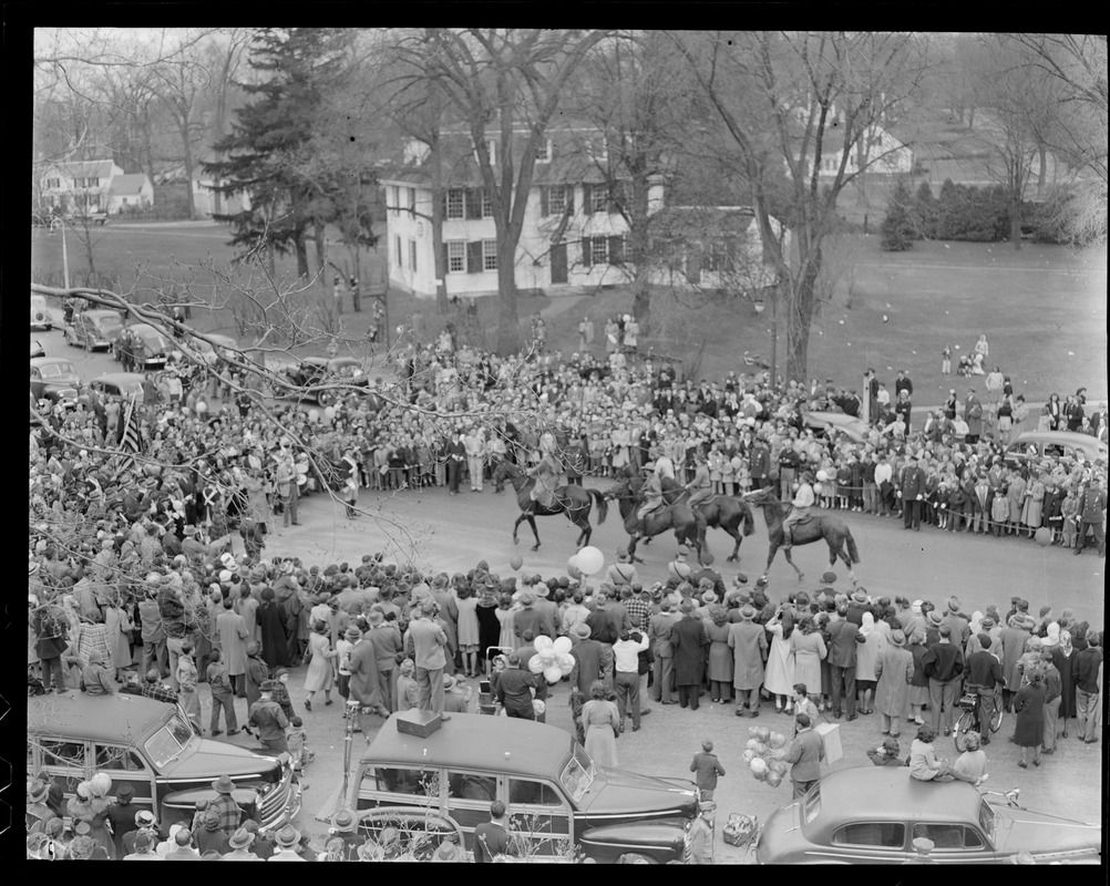 Paul Revere arrives at Lexington