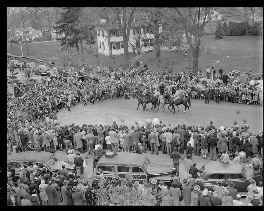 Paul Revere arrives at Lexington