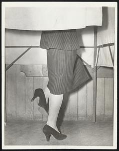 A Silk Stocking Voter on Job. Much talk was heard of how New York City's silk stocking district would vote today (Nov.2). While this picture may not have been taken in that district it gives a good idea of how one silk-stocking voter performed her duty.