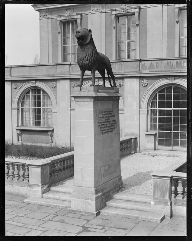 Statue of lion at Cambridge German museum