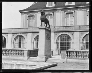 Cambridge - statue of lion at German Museum