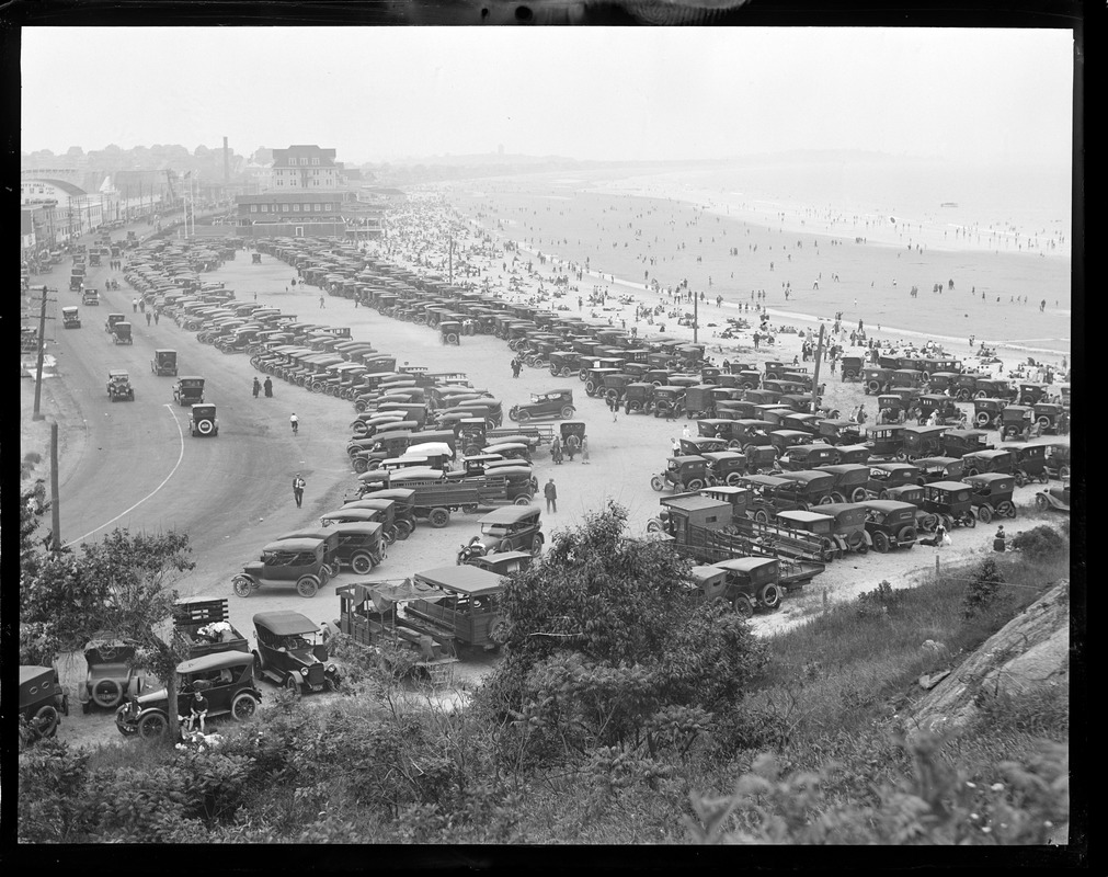 Cars and crowds at Nantasket Beach