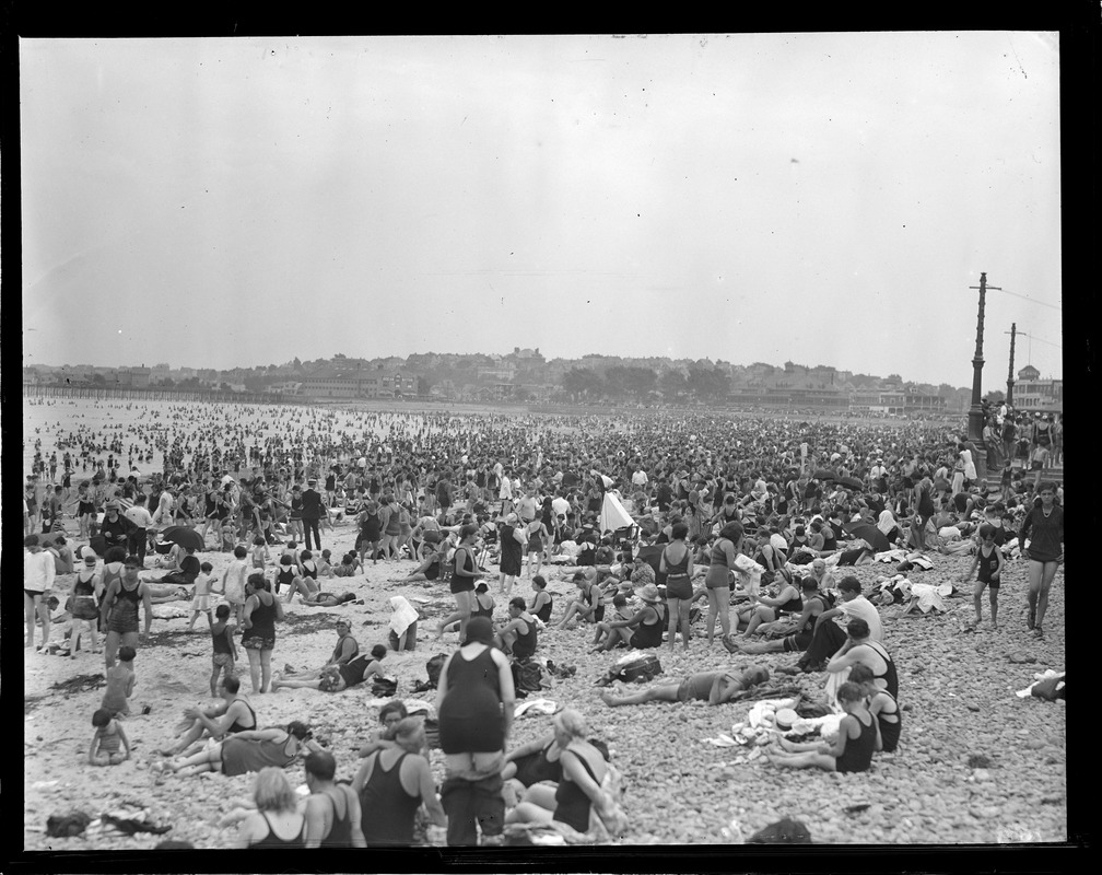 Revere Beach crowd, looking toward pier