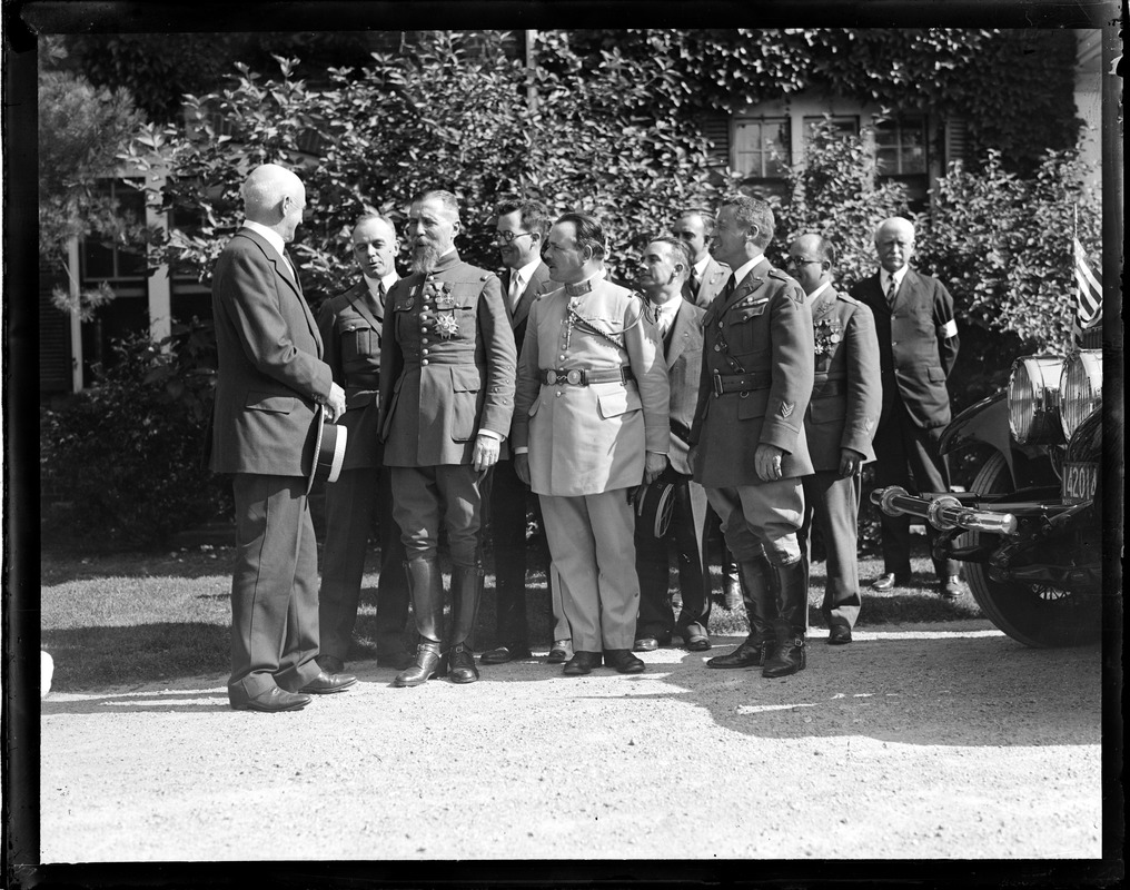 Gen. Edwards speaks with French general