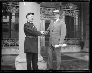 Gen. Pershing shakes hands with Civil War vet during visit to Boston