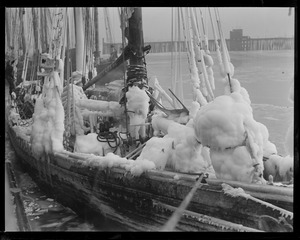 Fishing schooner: iced up