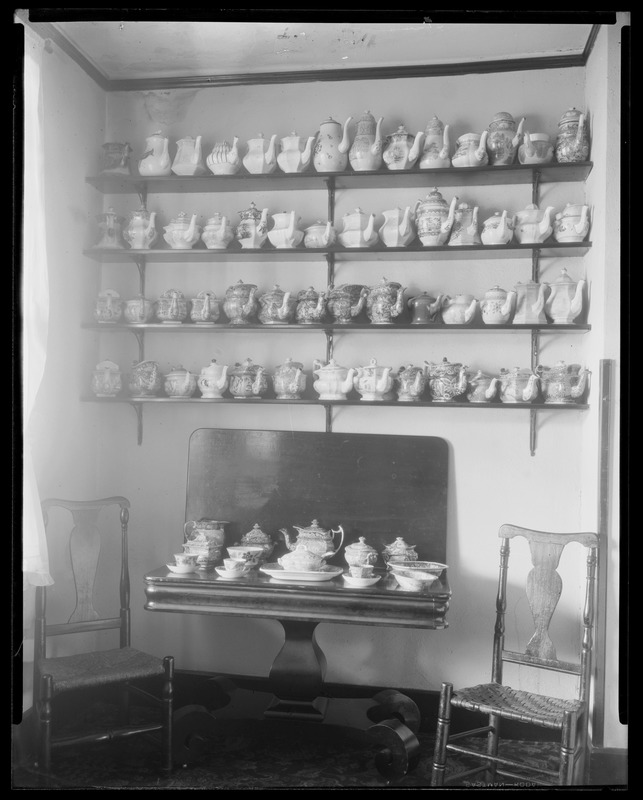 Red Lion Inn: interior/shelf of tea kettles