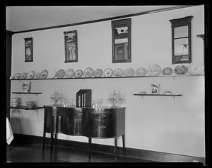 Red Lion Inn: interior/wall with furniture, plates & mirrors