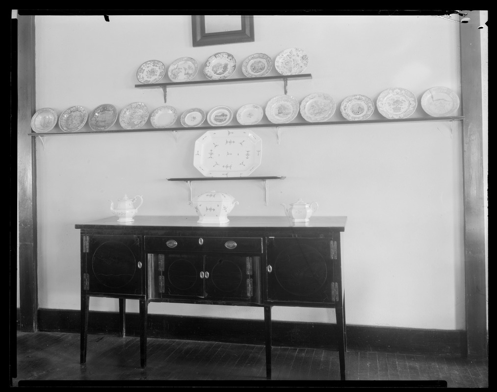 Red Lion Inn: interior/wall with plates & furniture