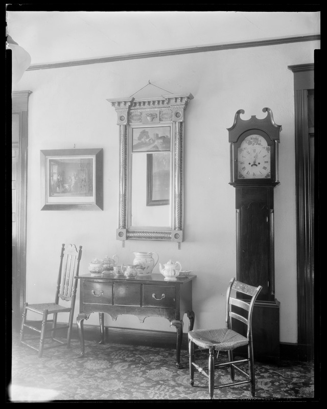 Red Lion Inn: interior/furniture, mirror & standing clock