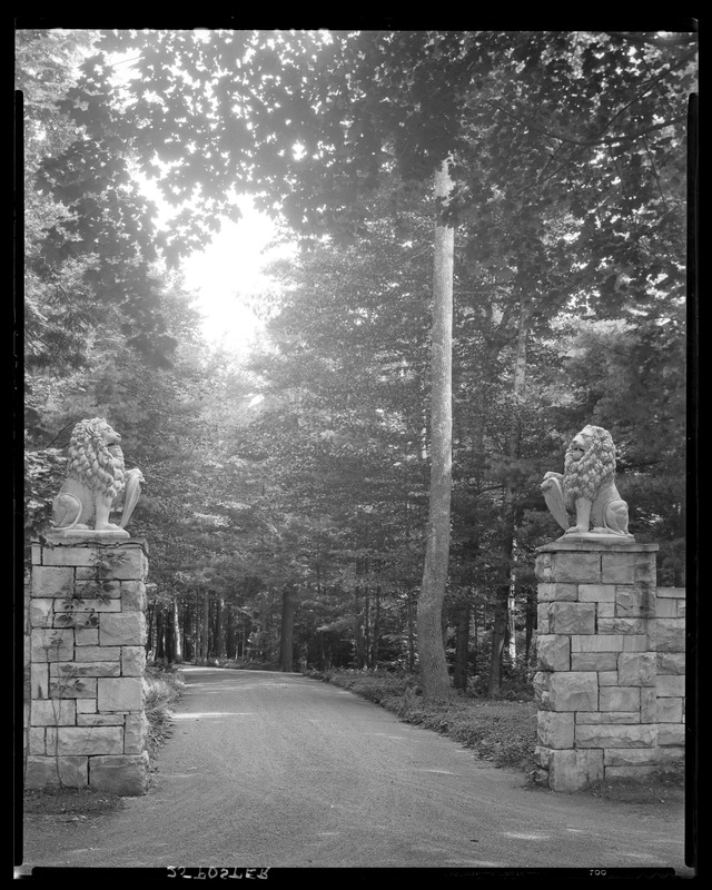 Bellefontaine: lion gate