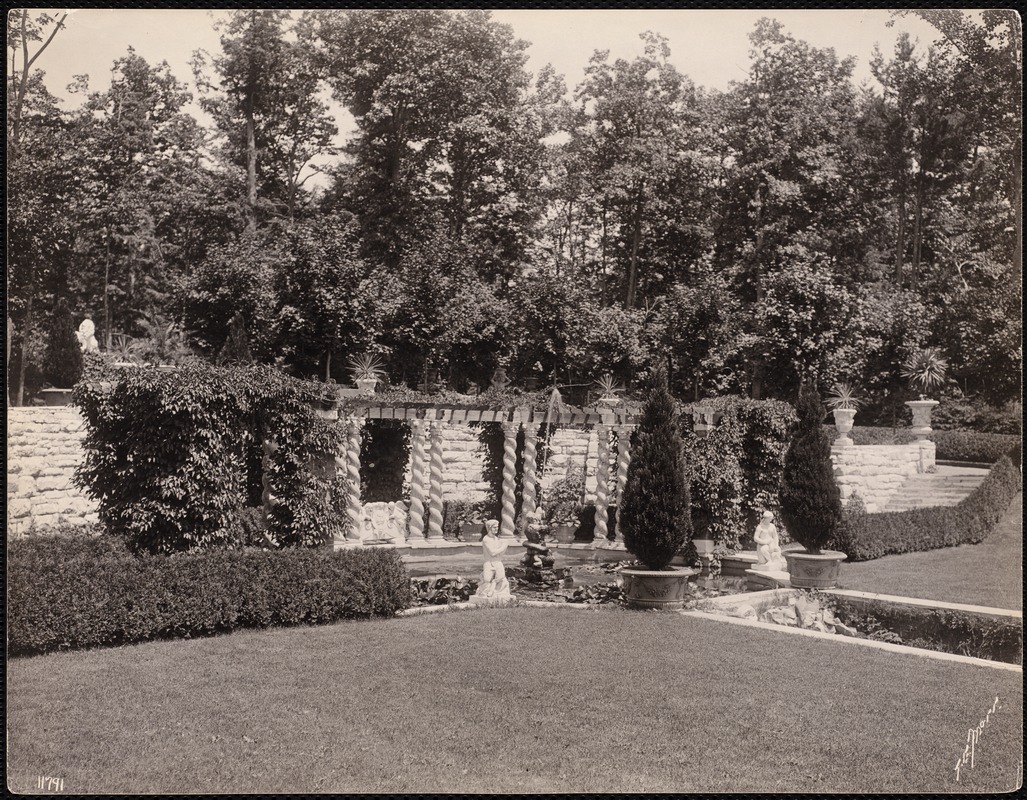 Bellefontaine: garden pool