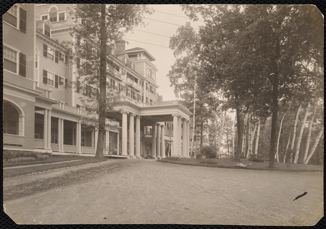 Aspinwall Hotel: front entrance from side opposite 162, from lower part of drive