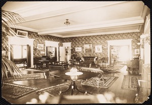 Aspinwall Hotel: sitting room with piano