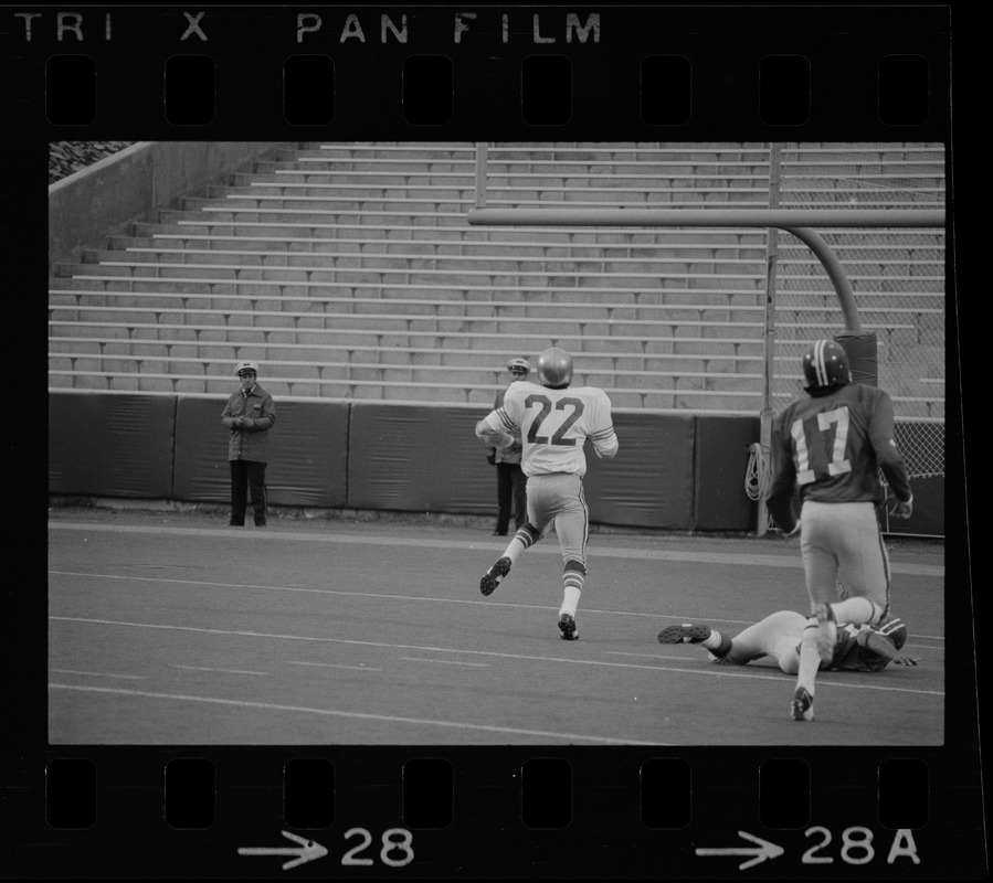 Boston College Mel Briggs (22) heading for a touchdown in a game against Holy Cross at Schaefer Stadium