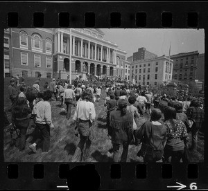 Student demonstrators approaching the State House from the lawn and flagpole area