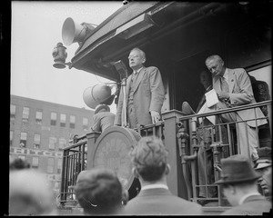Alf Landon campaigning from train