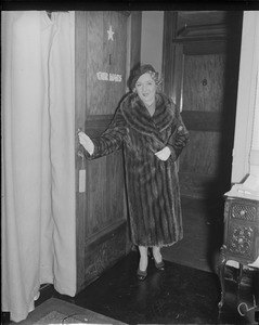 Mary Pickford entering dressing room, Boston