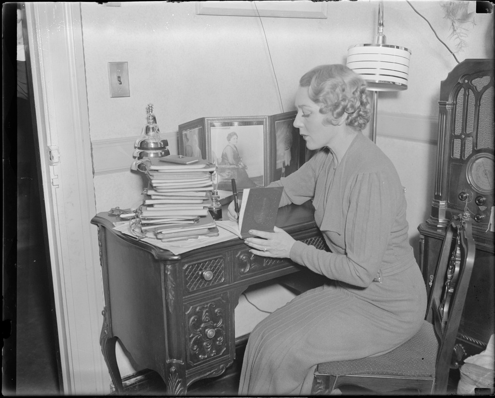 Mary Pickford in dressing room, Boston