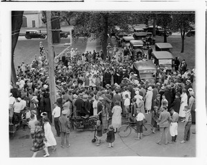 Pres. And Mrs. Coolidge and crowd on Cohasset Common listening to Carillon Chimes ring at St. Stephen's church. Carillons given by Mrs. Hugh Bancroft in memory of mother.