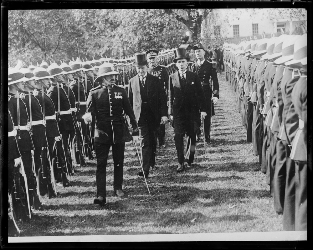 Pres. Coolidge reviews Canadian troops in Washington