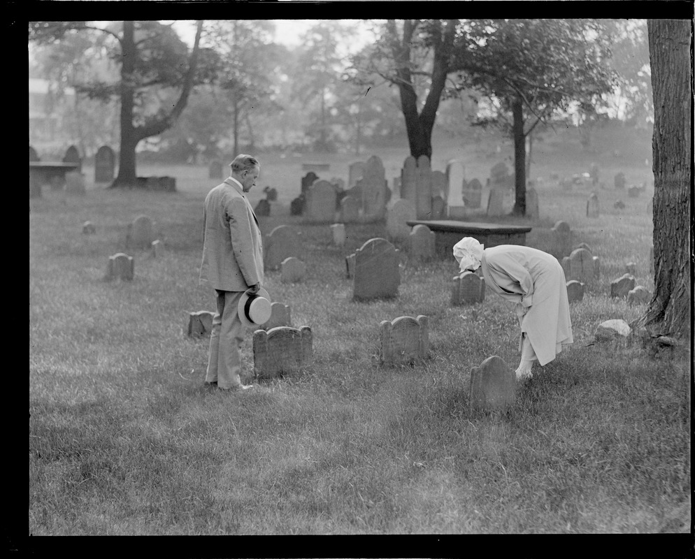 Pres. and Mrs. Coolidge visit cemetery